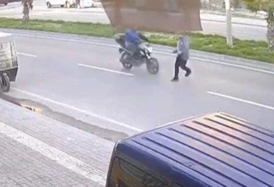 Yolun karşısına ge&ccedil;erken motosikletin &ccedil;arptığı bir kişi yaralandı
