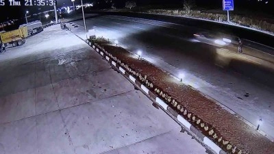 Yolun karşısına geçmek isteyen adama otomobil çarptı... Feci kaza kamerada