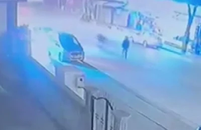Yolun karşısına geçmek isteyen çocuğa motosiklet çarptı... O anlar kamerada
