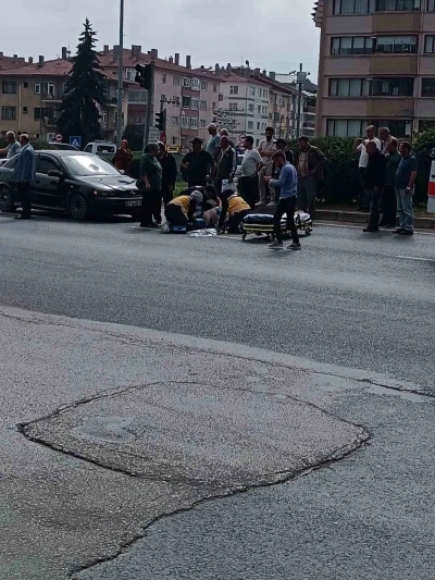 Yolun karşısına geçmek isteyen yayaya çarptı
