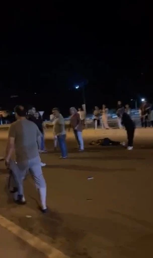 Yolun karşısına geçmeye çalışan anne ve kız çocuğuna otomobil çarptı
