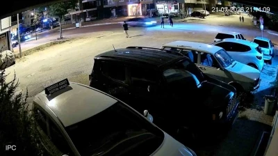 Yolun karşısına ge&ccedil;meye &ccedil;alışan kadını hayattan koparan kaza kamerada
