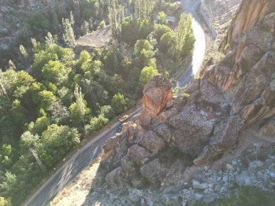 Yolun üzerindeki dev kaya korkutuyor
