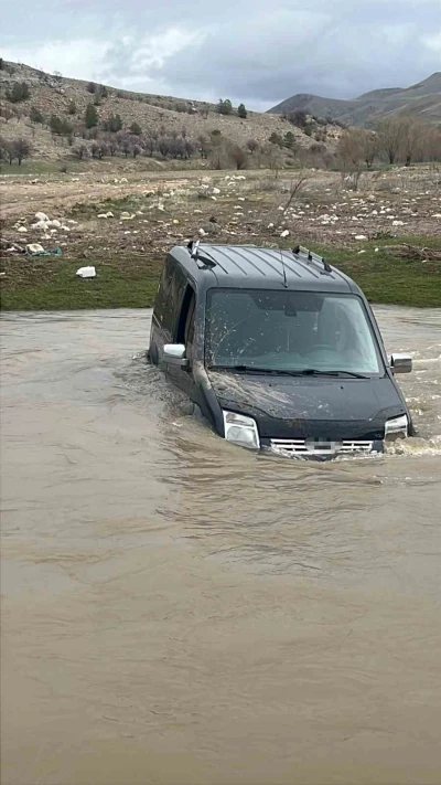 Yolunu kaybetti, aracıyla &ccedil;ayı ge&ccedil;meye &ccedil;alışırken suda mahsur kaldı
