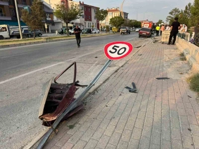 Yön tabelası ve park halindeki araca çarpan otomobilde 3 kişi yaralandı
