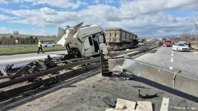 Y&ouml;nlendirme tabelasına &ccedil;arpan tırın &ouml;n kabini koptu: 1 yaralı
