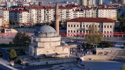 Y&ouml;resel kıyafetleriyle tarihi camide bayram namazı kıldılar
