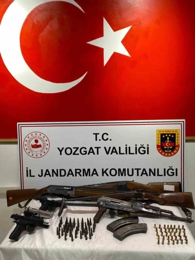Yozgat&rsquo;ta evden cephanelik &ccedil;ıktı, &ccedil;ok sayıda t&uuml;fek ve tabanca ele ge&ccedil;irildi
