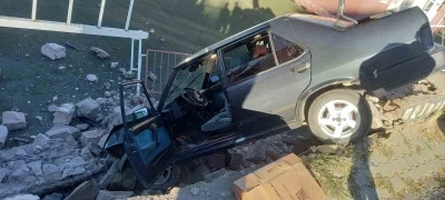 Yozgat’ta kontrolden çıkan otomobil okulun bahçesine uçtu
