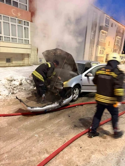 Yozgat&rsquo;ta otomobil alev alev yandı
