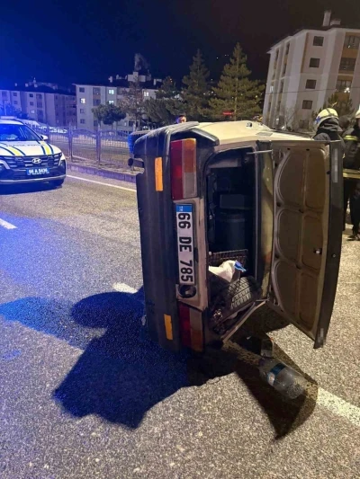 Yozgat&rsquo;ta otomobil yan yattı, 3 kişi yaralandı

