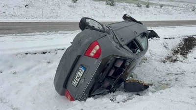 Yozgat&rsquo;ta otomobil yan yattı: 4 yaralı
