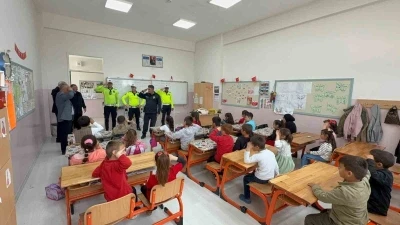 Yozgat&rsquo;ta polis selamı veren minikler kalpleri ısıttı
