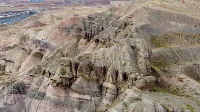 Yozgat&rsquo;ta yağmur, kar ve r&uuml;zgarın şekillendirdiği tepe dron kamerasıyla g&ouml;r&uuml;nt&uuml;lendi
