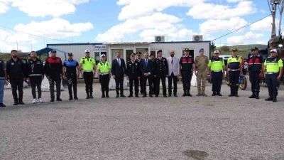 Yozgat Valisi Mehmet Ali &Ouml;zkan, şehitlik ve uygulama noktasında bayramlaştı
