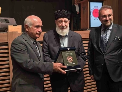 Yozgatlı Dr. Ali Şakir Ergin’e doğumunun 88’nci yılında adına yazılan kitap hediye edildi
