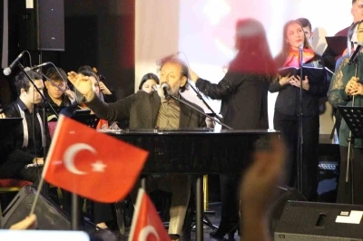 Y&uuml;cel Arzen Hacıoğulları Amasya&rsquo;da &ouml;ğrencilerle sahne aldı
