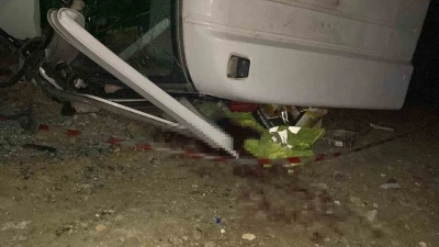 Yük boşalttığı sırada devrilen kamyonun altında kalan sürücü arkadaşlarının çabalarına rağmen öldü
