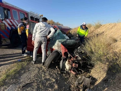 Yük kamyonuyla çarpışan otomobil hurdaya döndü: 1 ölü, 1 yaralı
