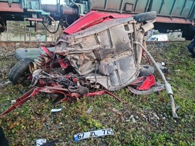 Y&uuml;k treni hemzemin ge&ccedil;itte otomobile &ccedil;arptı: 1 &ouml;l&uuml;
