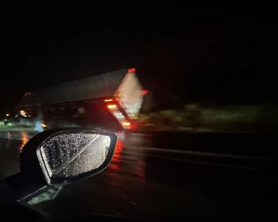 Y&uuml;ksek gerelim hattı inşaata devrildi
