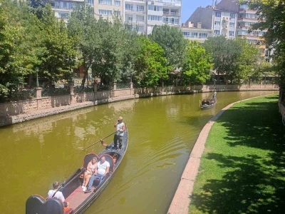 Yüksek sıcaklıklara rağmen turistler gondollardan vazgeçmedi
