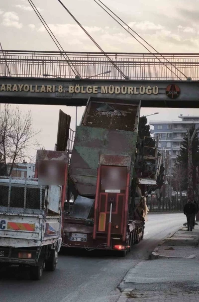 Y&uuml;ksek y&uuml;kl&uuml; tır &uuml;st ge&ccedil;itten ge&ccedil;emedi
