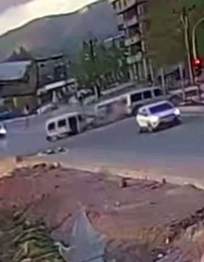 Y&uuml;ksekova&rsquo;da 11 kişinin yaralandığı zincirleme kaza kamerada
