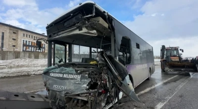 Y&uuml;ksekova&rsquo;da 18 kişinin yaralandığı kazanın g&ouml;r&uuml;nt&uuml;leri ortaya &ccedil;ıktı

