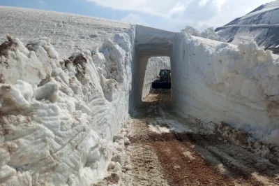 Y&uuml;ksekova&rsquo;da 8 metrelik kar t&uuml;nelleri: İş makinesi i&ccedil;inde kayboldu
