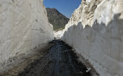 Y&uuml;ksekova&rsquo;da 8 metrelik kar t&uuml;nelleri: İş makinesi i&ccedil;inde kayboldu
