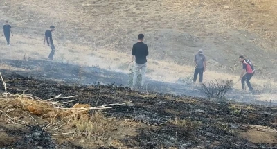 Yüksekova’da anız yangını çevredeki evlere kadar yaklaştı: Ekiplerin müdahalesi sürüyor
