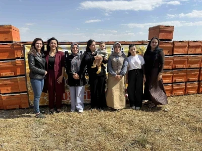 Yüksekova’da arıcılığa kadın eli değiyor: &quot;Bin 275 kovan desteği verildi&quot;
