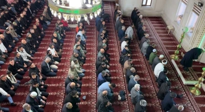 Y&uuml;ksekova&rsquo;da bayram namazında vatandaşlar camileri doldurdu
