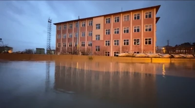 Y&uuml;ksekova&rsquo;da bir okul sular i&ccedil;inde kaldı
