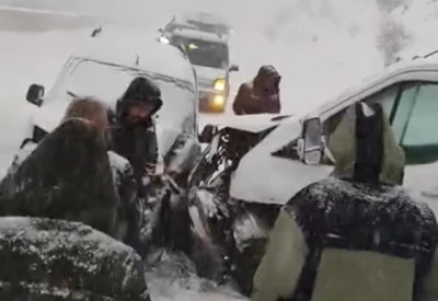 Y&uuml;ksekova&rsquo;da buzlu yolda 2 kamyonet &ccedil;arpıştı
