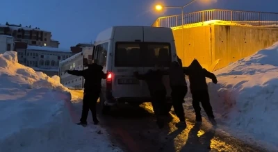 Y&uuml;ksekova&rsquo;da buzlu yolda mahsur kalan minib&uuml;s&uuml; vatandaşlar kurtardı
