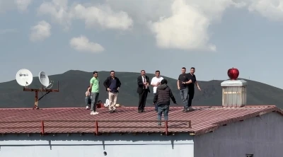 Y&uuml;ksekova&rsquo;da &ccedil;atıya &ccedil;ıkan genci, belediye başkanı ve polis ekipleri ikna etti

