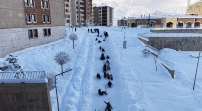 Y&uuml;ksekova&rsquo;da &ccedil;ocuklar mahalle yolunu kayak pistine &ccedil;evirdi
