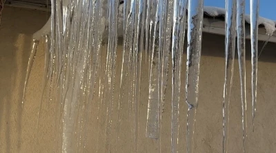 Y&uuml;ksekova&rsquo;da dondurucu soğuklar: Buz sarkıtları 3 metreyi aştı
