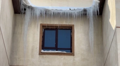 Y&uuml;ksekova&rsquo;da dondurucu soğuklar: Buz sarkıtlarının boyu 1 metreyi aştı
