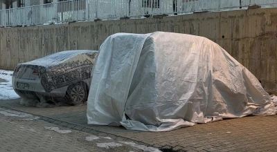 Y&uuml;ksekova&rsquo;da dondurucu soğuklar: Vatandaşlar ara&ccedil;larını battaniye ve brandalarla koruyor
