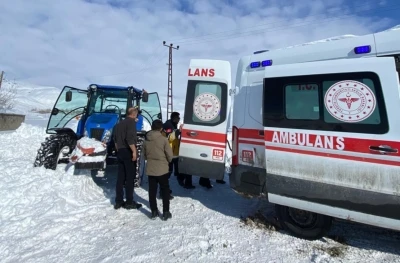 Y&uuml;ksekova&rsquo;da film sahnelerini aratmayan g&ouml;r&uuml;nt&uuml;ler: Hastayı kurtarmak i&ccedil;in trakt&ouml;rle seferber oldular
