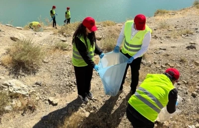 Yüksekova’da gönüllüler Dilimli barajının etrafını çöplerden arındırdılar
