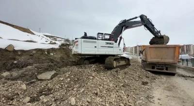 Y&uuml;ksekova&rsquo;da heyelan b&ouml;lgesinde &ccedil;alışmalar s&uuml;r&uuml;yor
