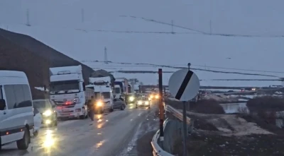 Y&uuml;ksekova&rsquo;da heyelan karayolunu yuttu, il&ccedil;enin &ccedil;evre illerle ulaşımı kesildi
