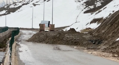 Y&uuml;ksekova&rsquo;da heyelan: Pizok yolu 5 g&uuml;nd&uuml;r tek şerit a&ccedil;ık

