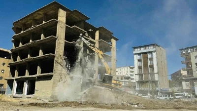 Yüksekova’da inşaat halindeki 23 yıllık bina yıkıldı
