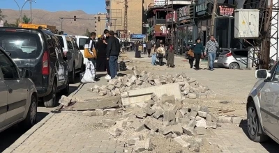 Yüksekova’da kaldırımlar adeta köstebek yuvasına döndü
