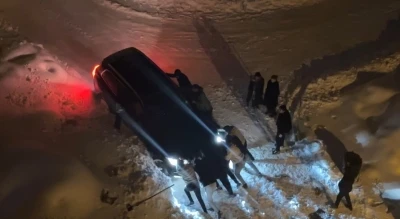 Y&uuml;ksekova&rsquo;da kar esareti: Kara saplanan ara&ccedil;lar imece usul&uuml; kurtarıldı
